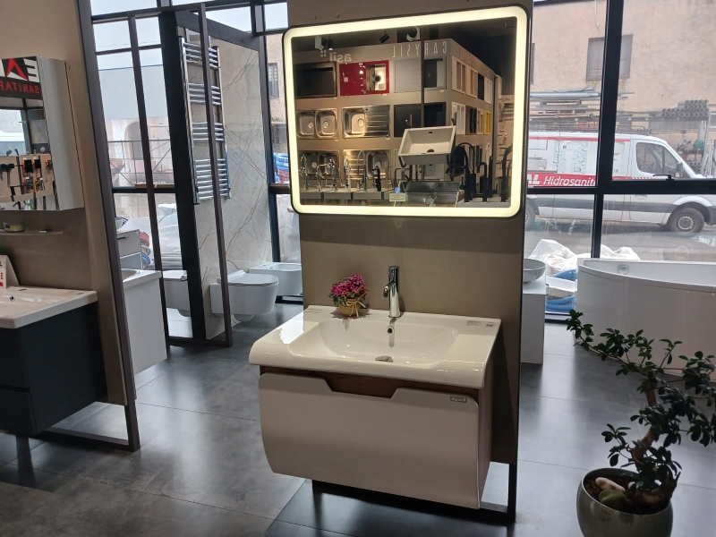 Mobilje tualeti Tales me dizajn elegant, Mobilje tualeti MDF i plastifikuar kundra ujit, Mobilje tualeti me lavaman porcelain, Mobilje tualeti me mishelator Italian, Mobilje tualeti me pasqyre LED, Mobilje tualeti me kornize te zeze